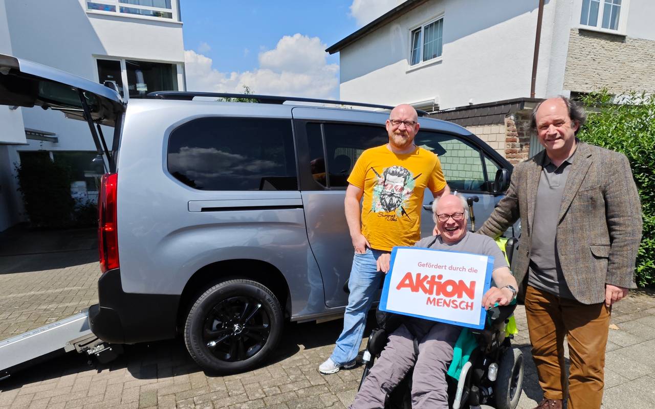 Die Aktion Mensch hat ein neues rollstuhlgerechtes Fahrzeug für den VKM Aachen gefördert. VKM-Geschäftsführer Arnold Schweden (r.) und die Klienten des Betreuten Wohnens an der Welkenrather Straßen sagen von Herzen „Danke!“.