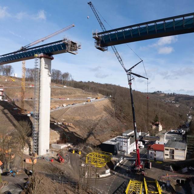 Bei der "Stahlhochzeit" der Rahmede-Talbrücke werden die beiden Brückenhälften zusammengeführt, um verschweißt werden zu können. Die wichtige Verkehrsachse A45, die das Ruhrgebiet mit dem Ballungsraum Frankfurt verbindet, ist seit mehr als drei Jahren wegen des Neubaus einer maroden Brücke gesperrt. (zu dpa: «NRW-Brücken besonders marode - Wirtschaft schlägt Alarm»)