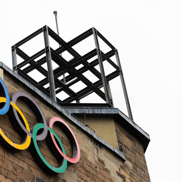 Olympische Ringe sind an der Fassade des Sport- und Olympiamuseums zu sehen vor der Vorstellung des Konzepts einer Olympia-Bewerbung mit der Rhein-Ruhr-Region für die Olympischen Spiele durch Ministerpräsident Wüst.
