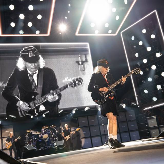 AC/DC Live in Düsseldorf 08.07.2025 Merkur Spielarena Angus Young im Hintergrund nochmal Angus Young auf der Leinwand