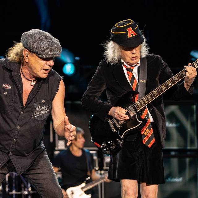 AC/DC Live in Düsseldorf 08.07.2025 Merkur Spielarena Brian Johnson Angus Young auf der Bühne nebeneinander
