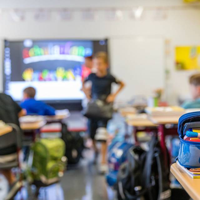 Kinder sitzen am ersten Schultag nach den Sommerferien in ihrem Klassenraum in der Schiebell-Grundschule Drebkau im Spree-Neiße-Kreis.