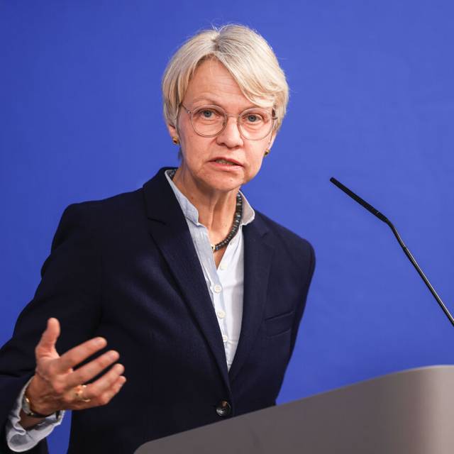 Dorothee Feller (CDU), Schulministerin äußert sich auf einer Pressekonferenz nach der Kabinettssitzung zum Haushaltsentwurf 2025 und dem Nachtragshaushalt.