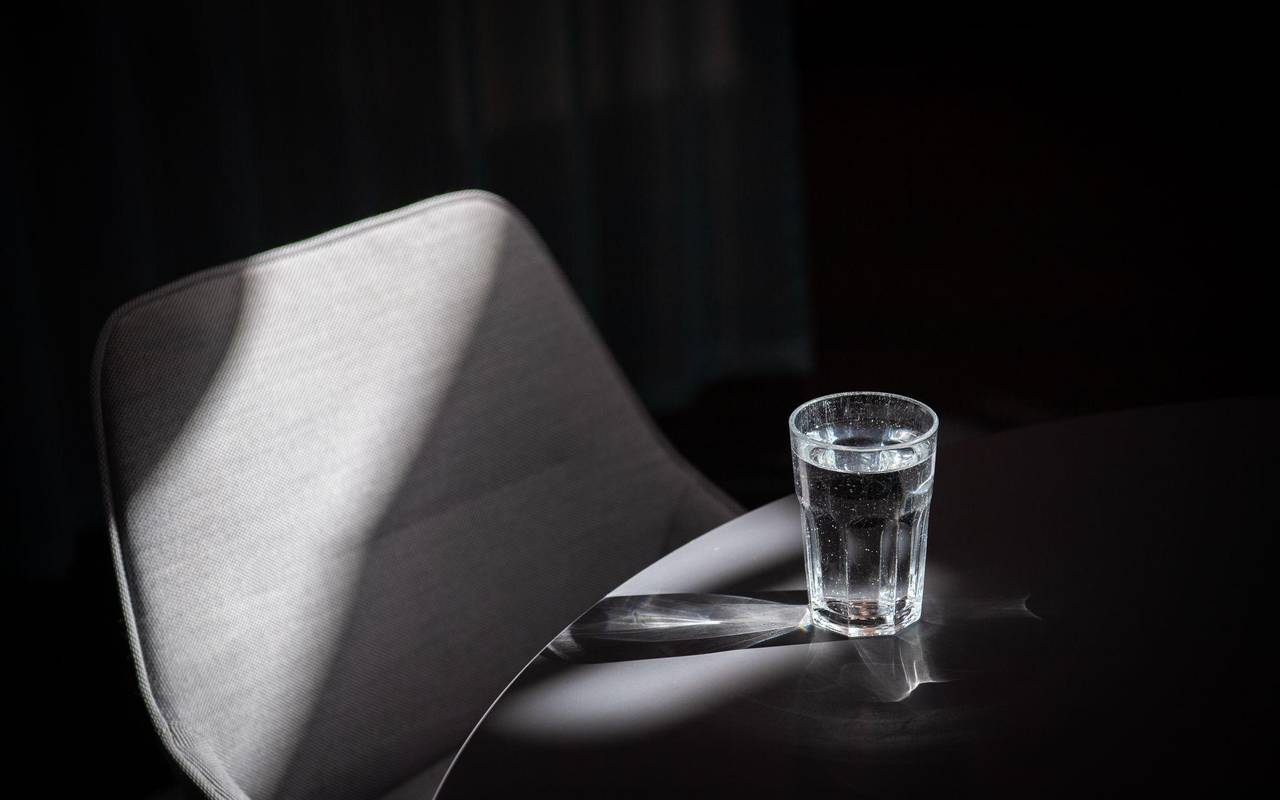 Ein Glas Wasser steht auf einem Tisch