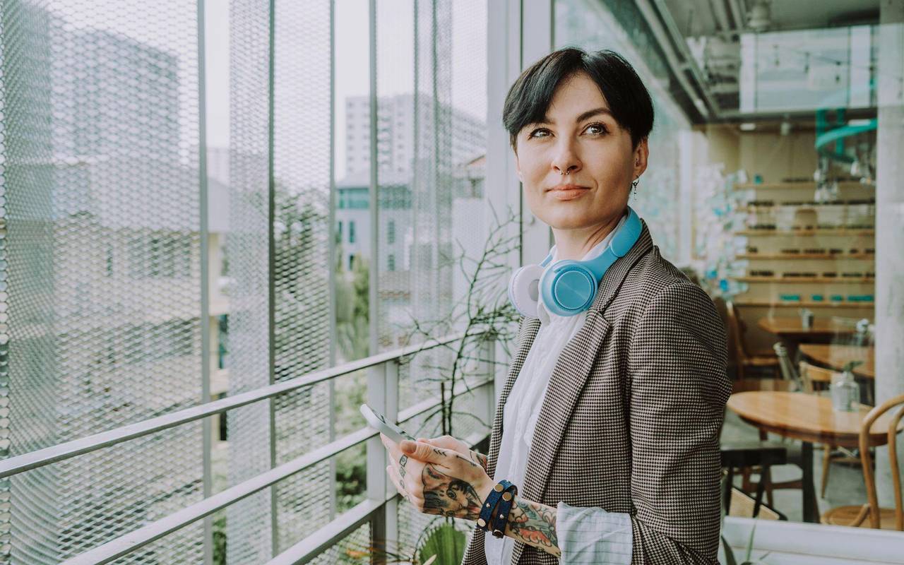 Eine Frau mit Tattoos steht in einem Büro