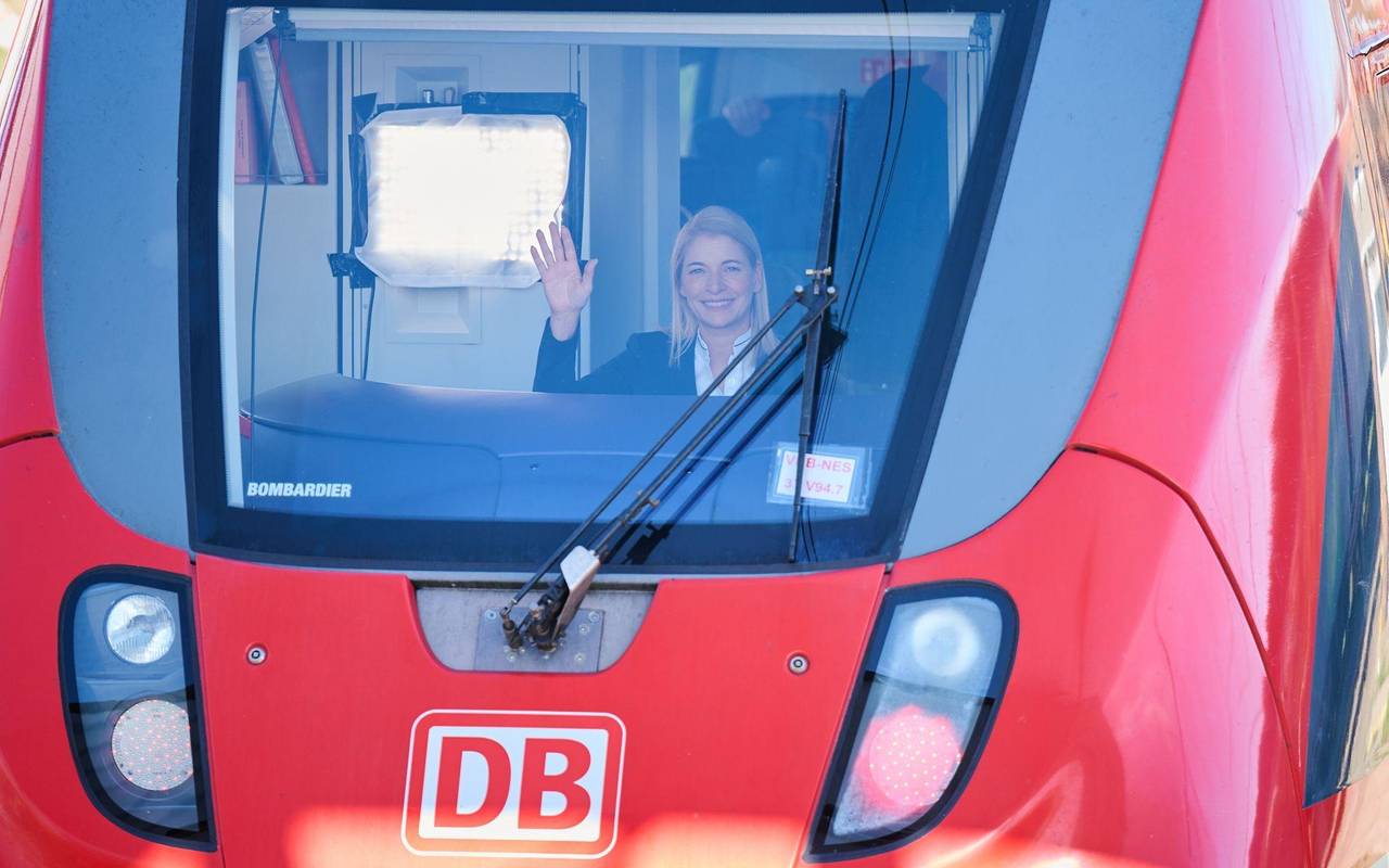 Evelyn Palla in einem Regionalzug