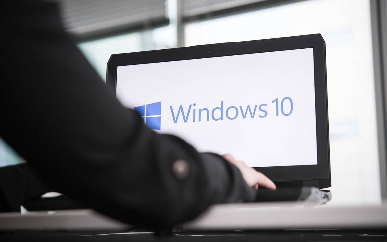 Person an einem Notebook mit Windows 10