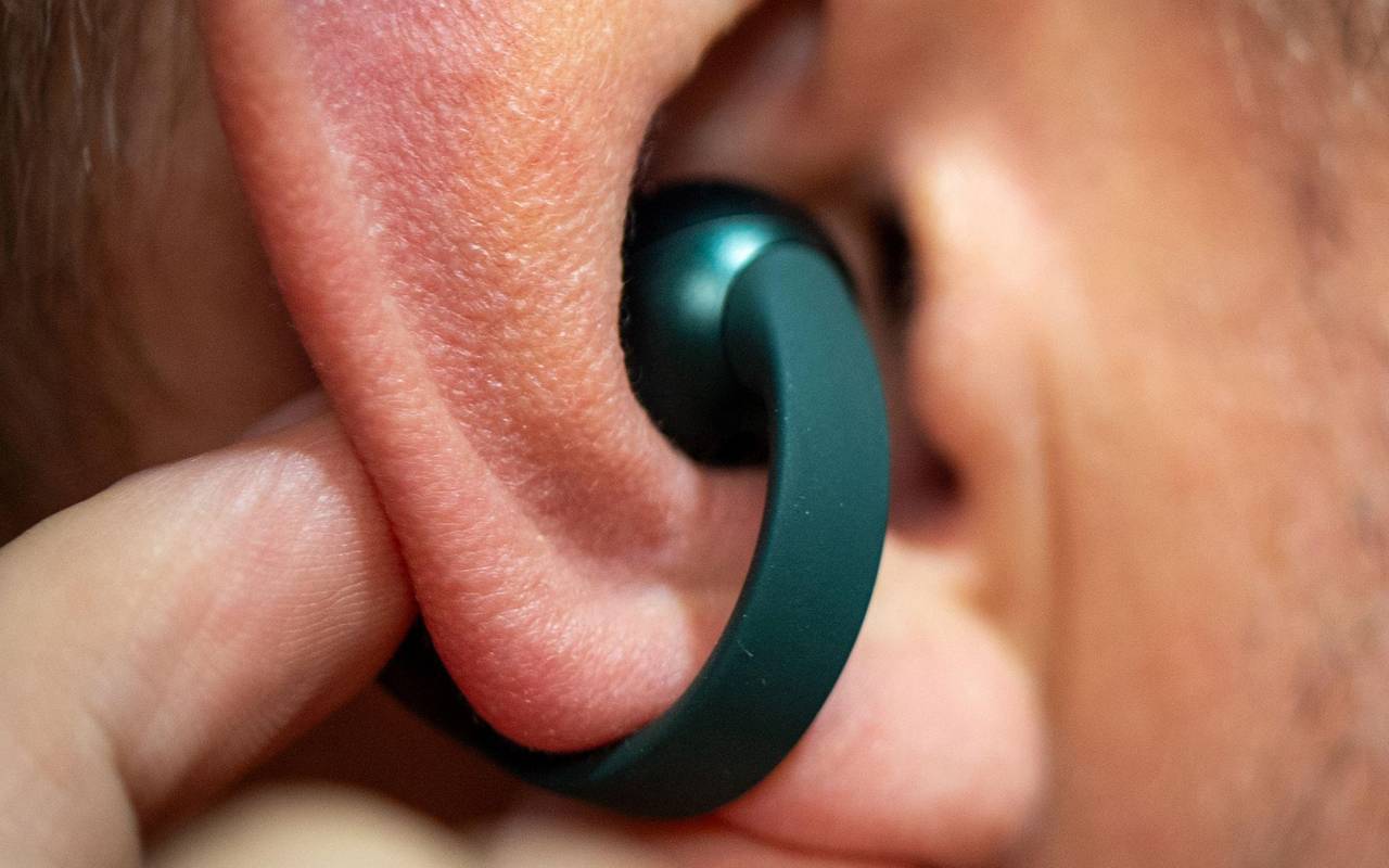 Ein Mann nutzt die Moto Buds Loop von Motorola