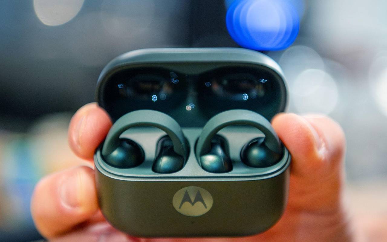 Mann hält ein Ladecase mit den Moto Buds Loop in der Hand