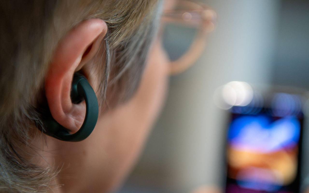 Eine Frau nutzt die Moto Buds Loop von Motorola