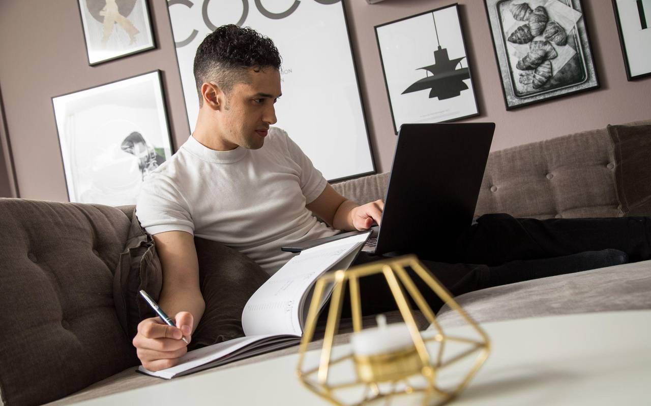 Ein Mann arbeitet auf einem Laptop