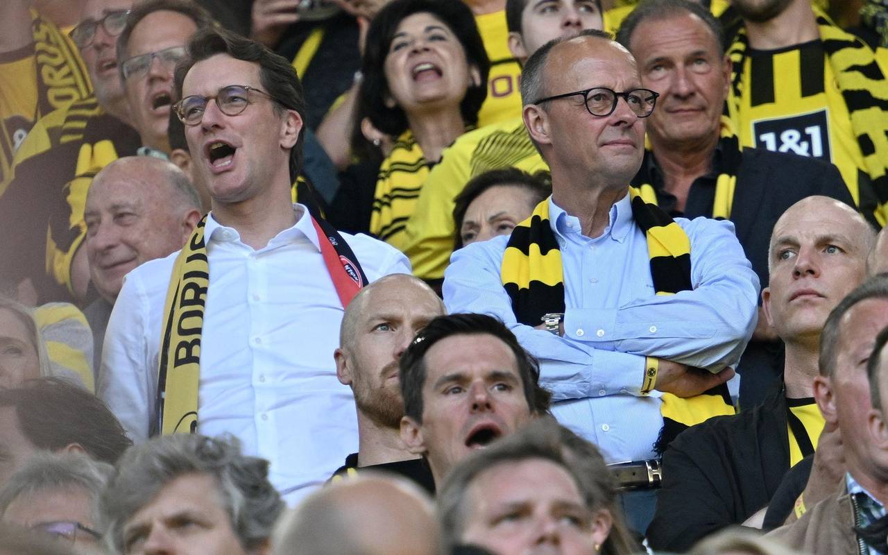 Friedrich Merz (r.) und Hendrik Wüst beim Fußball
