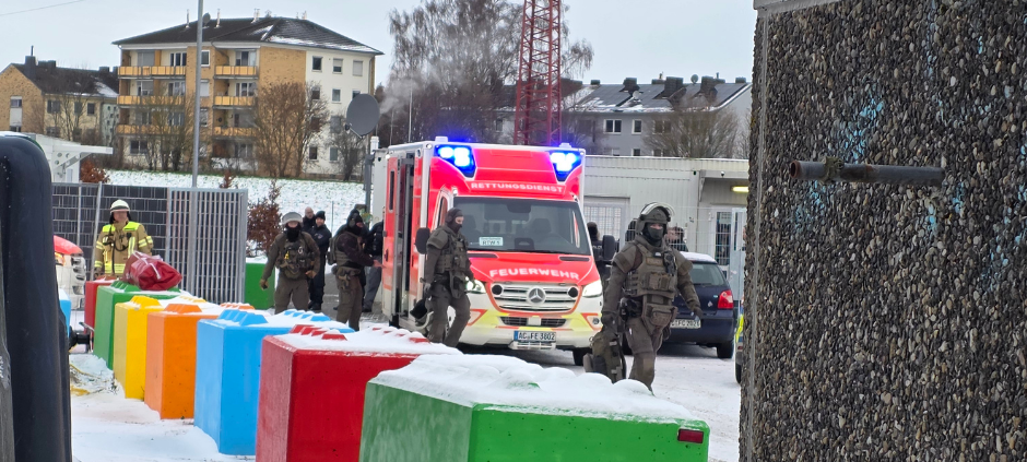 Polizisten mit Messer bedroht: Einsatz auf der Grachtstraße