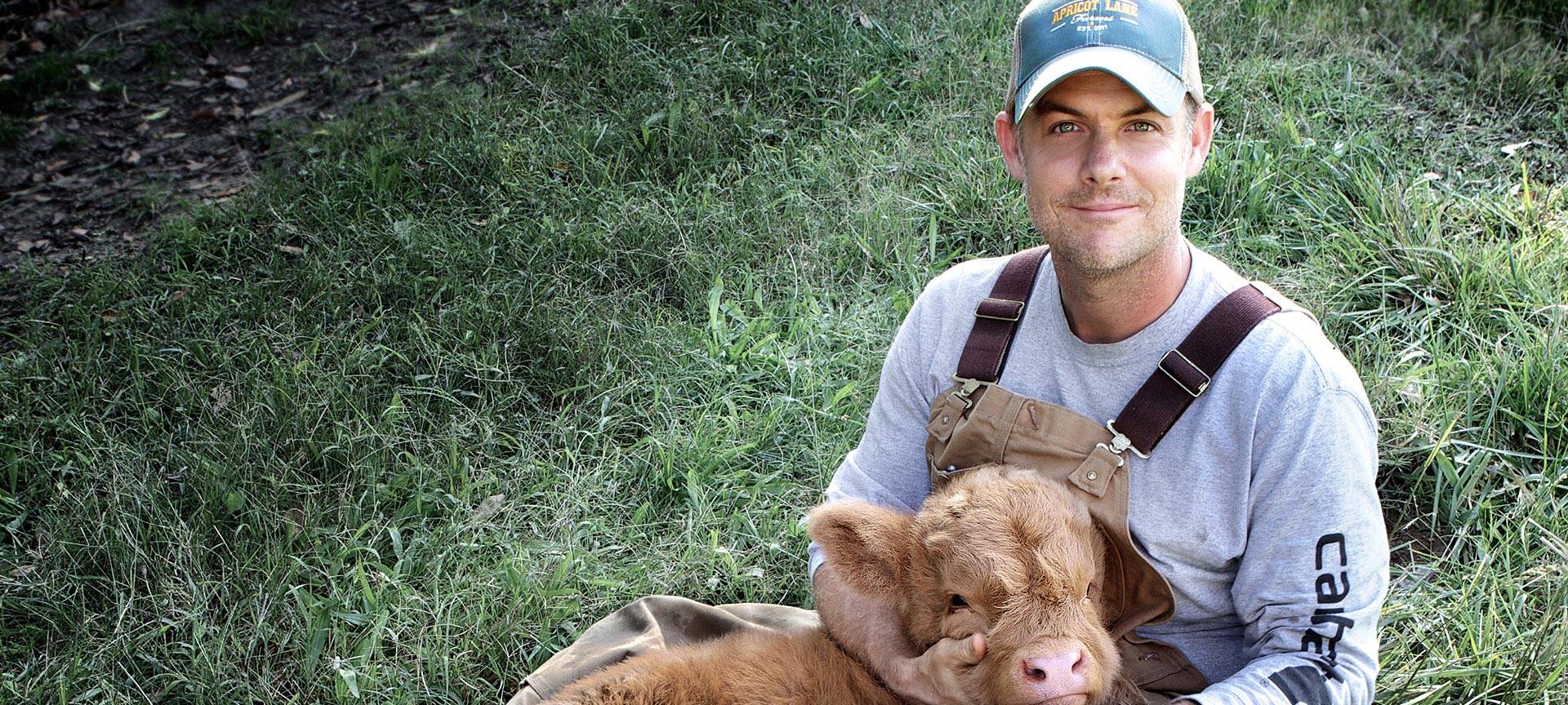 John ist gerne auf dem Feld und kümmert sich um die Jungtiere.