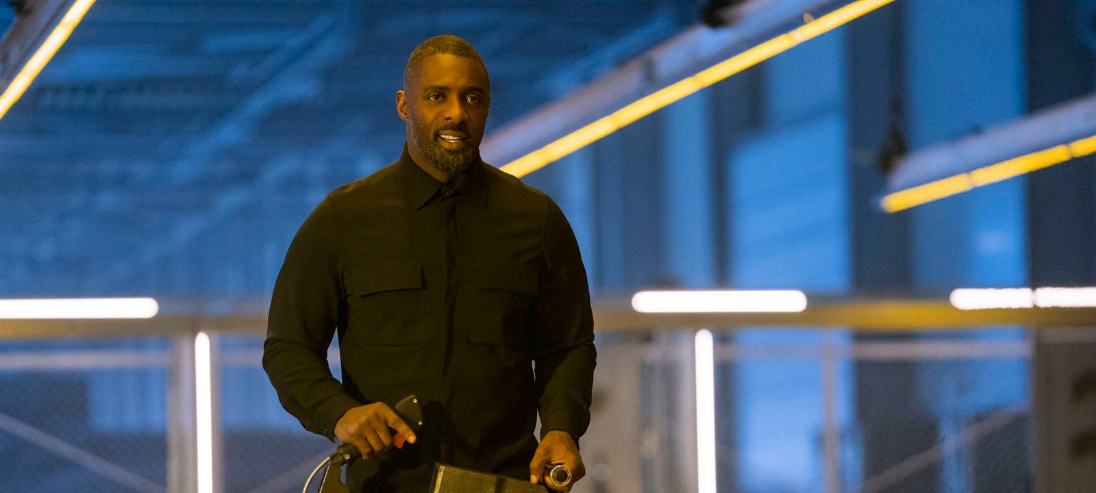 Terrorist Brixton ist schwer bewaffnet und hat übermenschliche Kräfte.