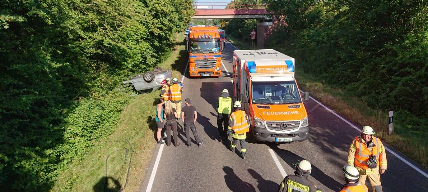 L240: Kollision, Auto überschlägt sich, drei Verletzte