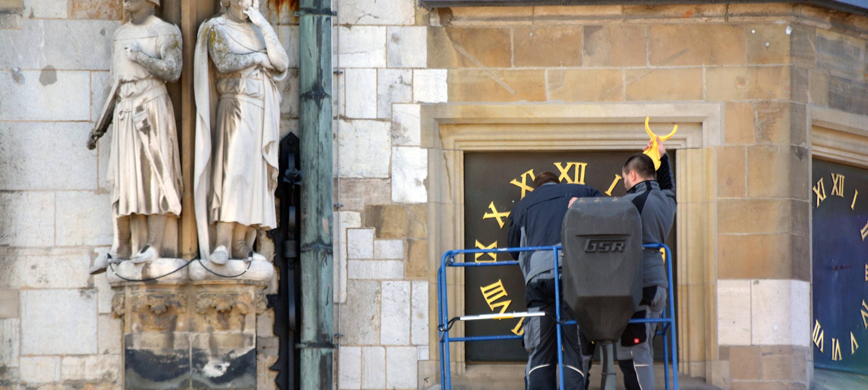 Aachen erneuert Rathaus-Uhren