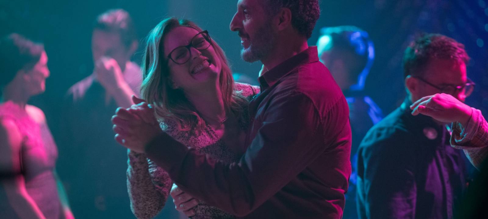 Gloria und Arnold tanzen eng umschlungen.