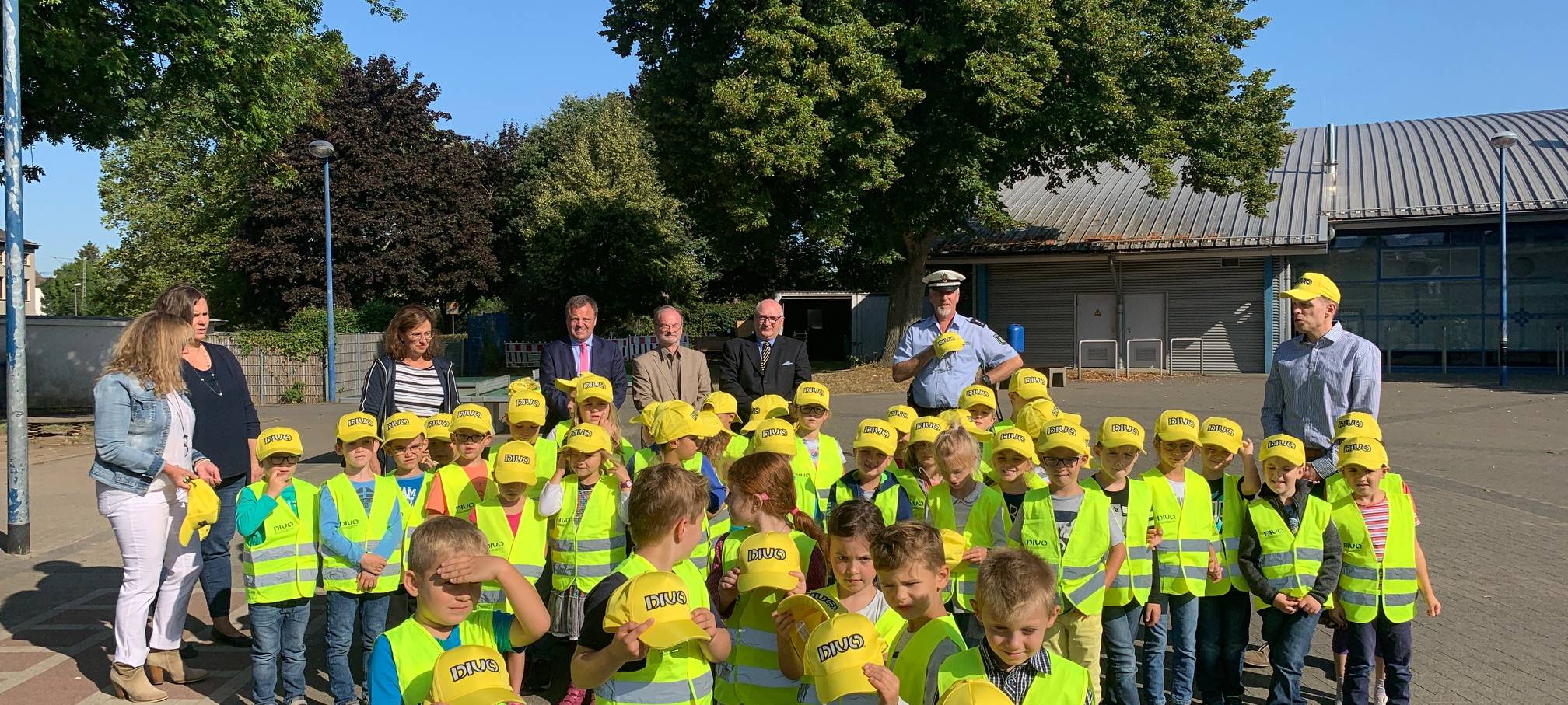 I-Dötzchen bekommen Kappen und Westen