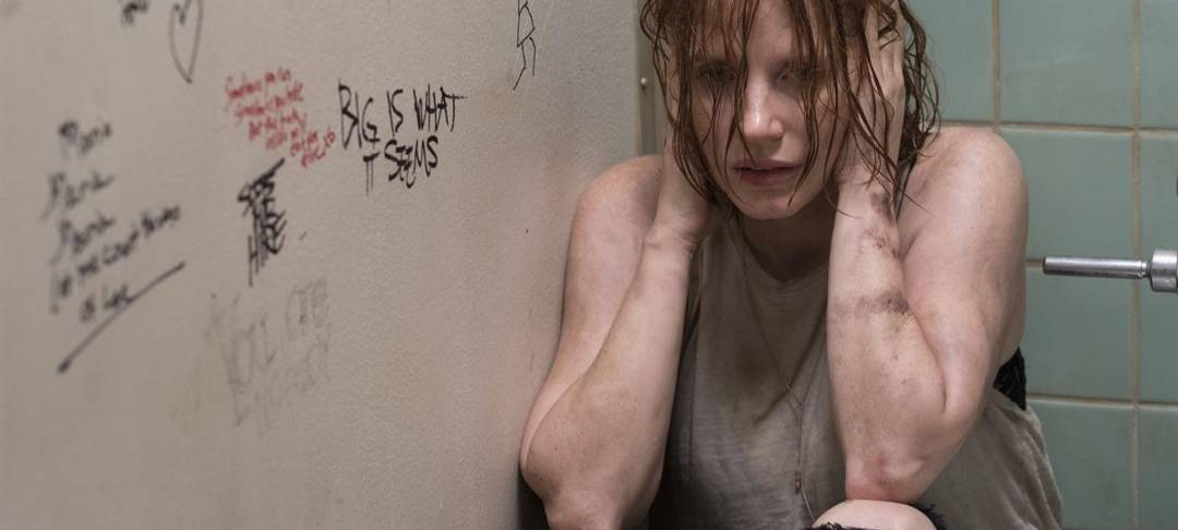 Beverly versteckt sich heulend in einer Toilette.