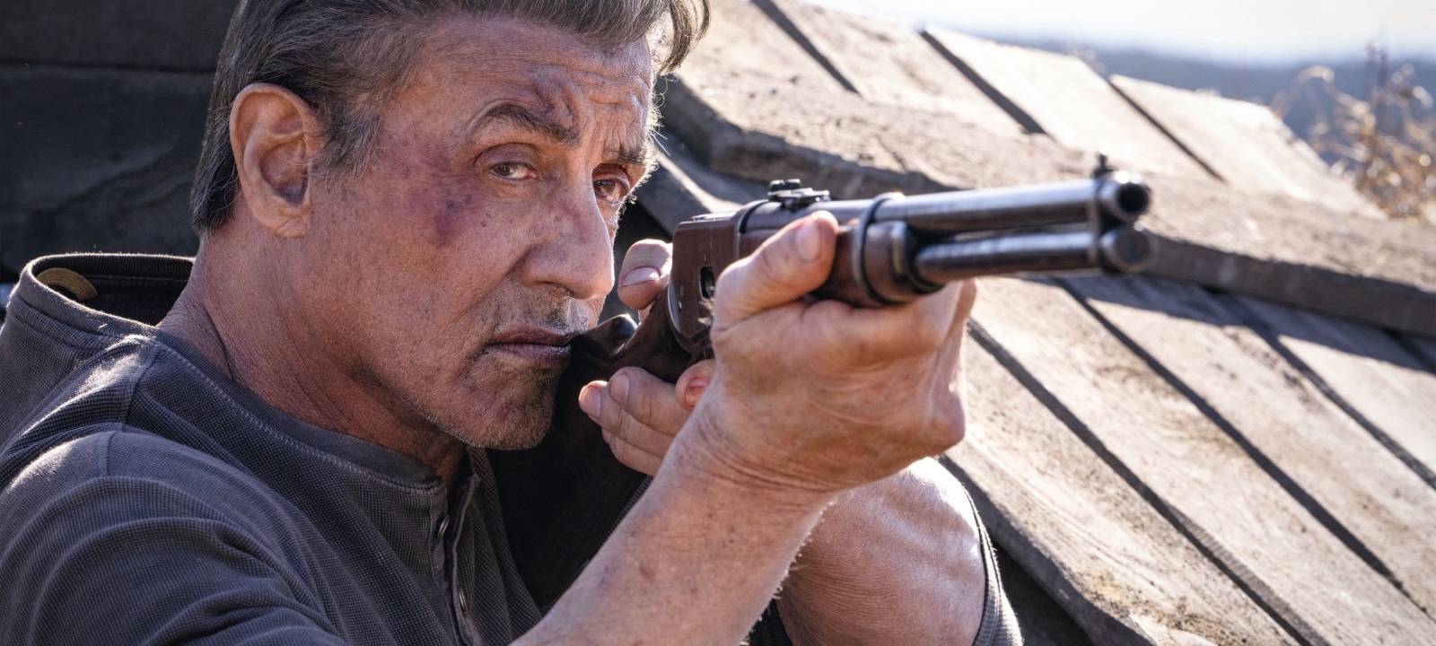 Rambo schießt auf seine Gegner.