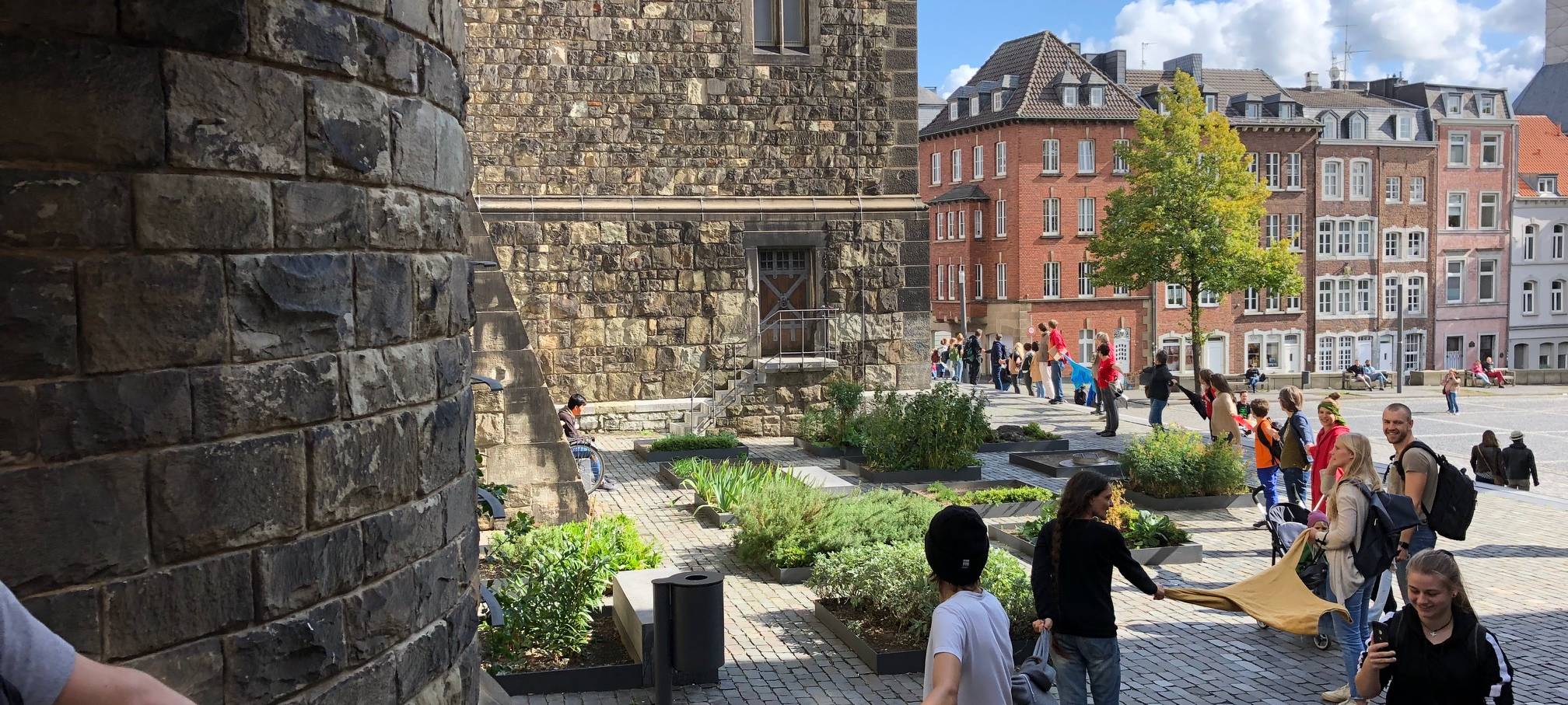 FFF: Menschenkette ums Rathaus