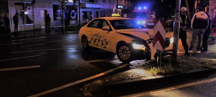 Taxifahrer baut Unfall wegen Sekundenschlaf