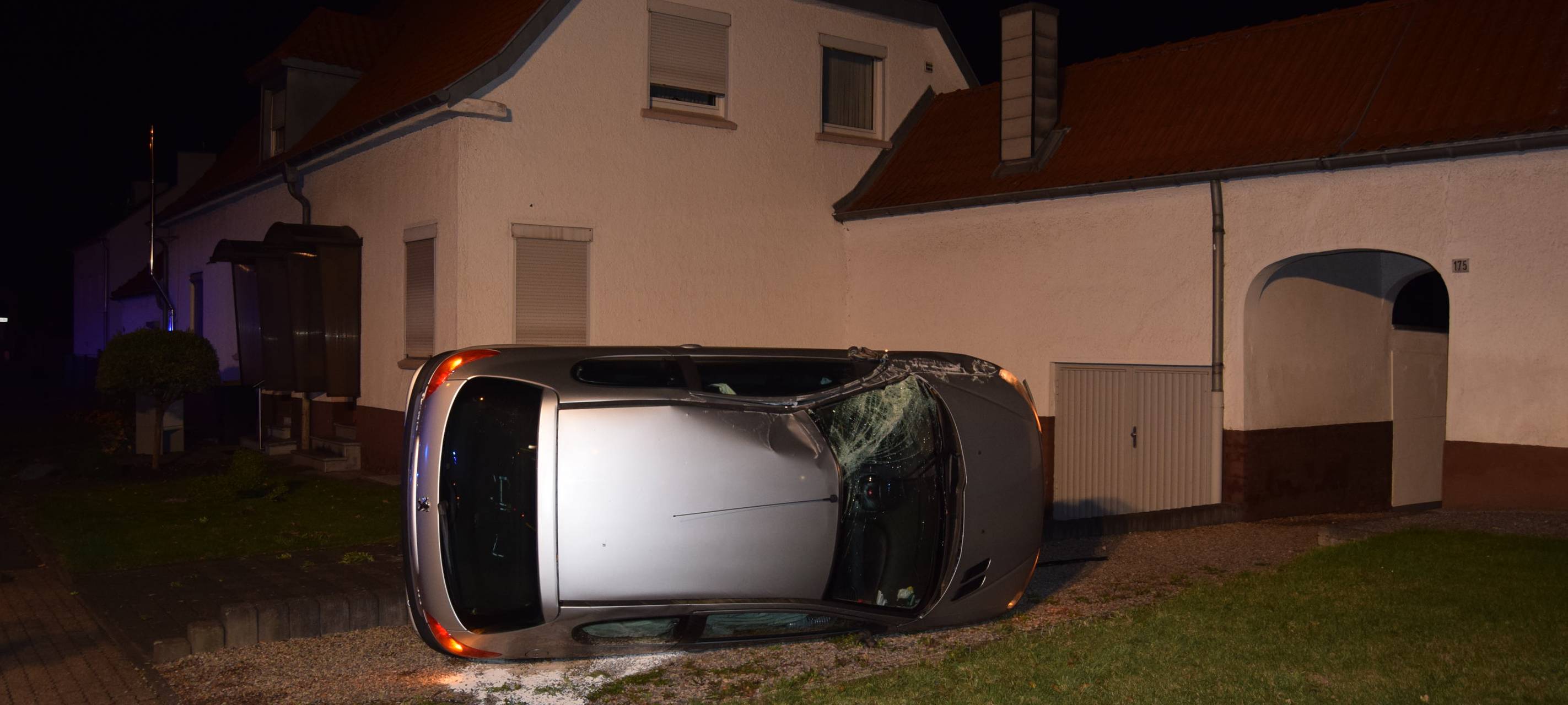 Auto landet auf der Seite