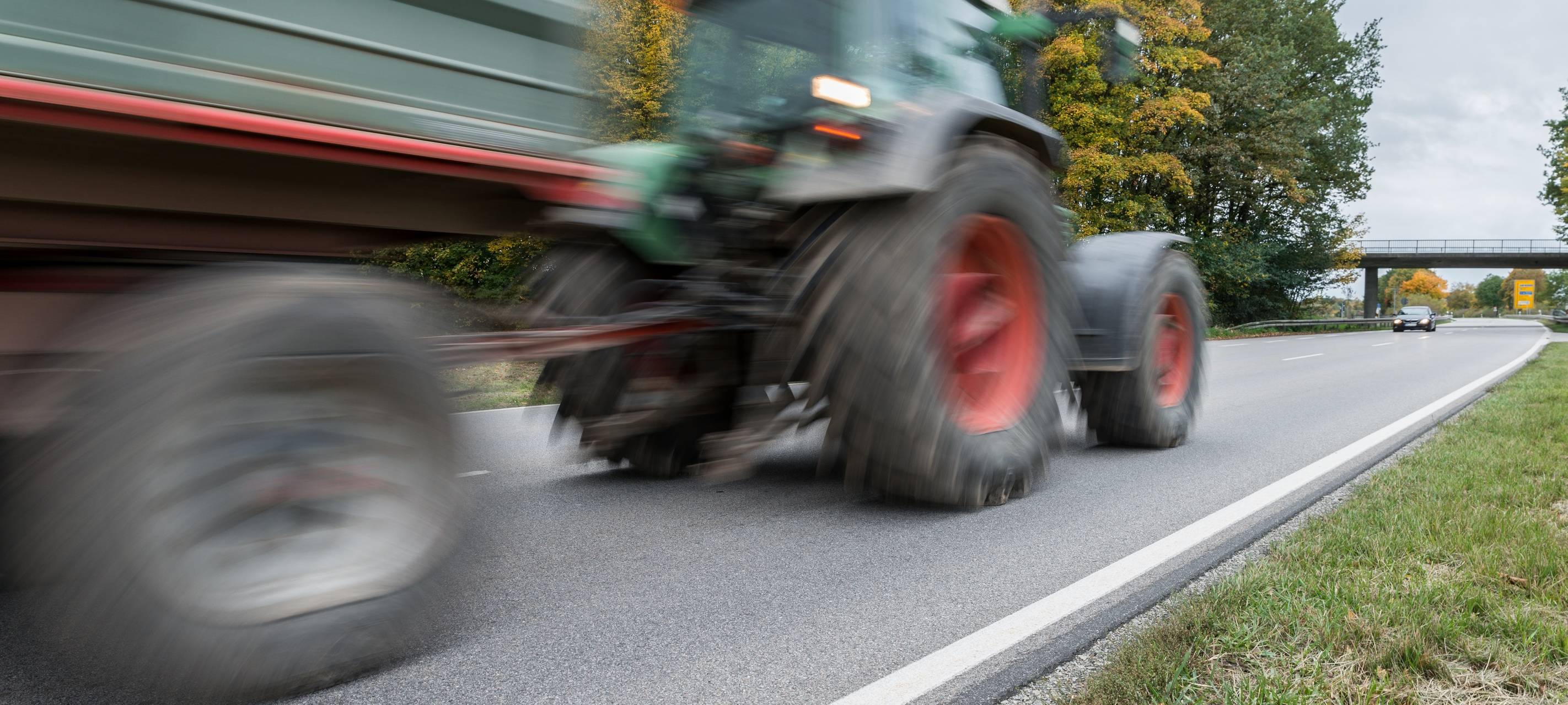 Traktor stürzt in Böschung