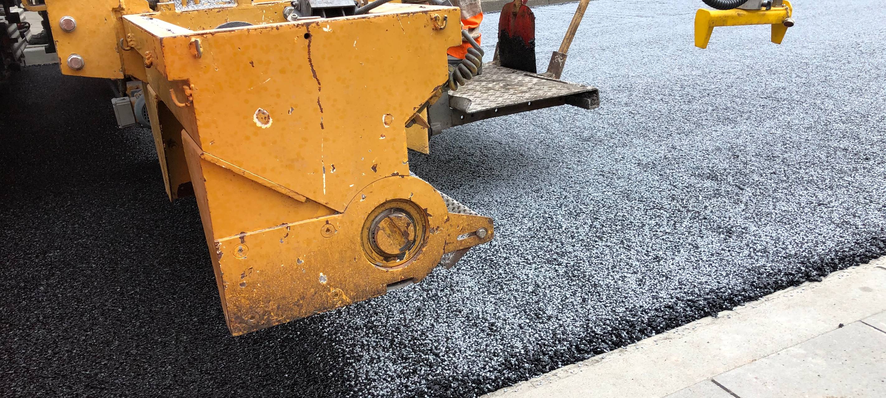 Aachen: Adalbertsteinweg bekommt "Wunder-Asphalt"