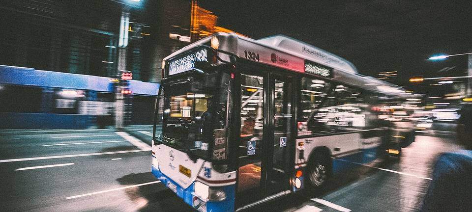 Nachtbusse drehen eine Extrarunde