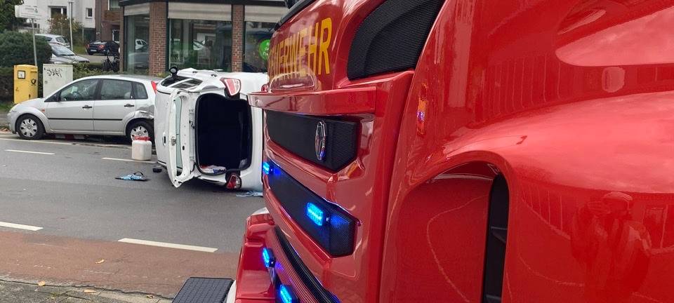 Mann eingeklemmt im Wagen nach Unfall