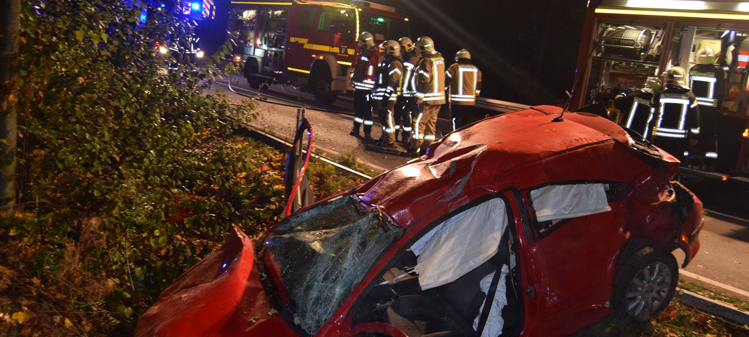 Feuerwehr befreit Autofahrer