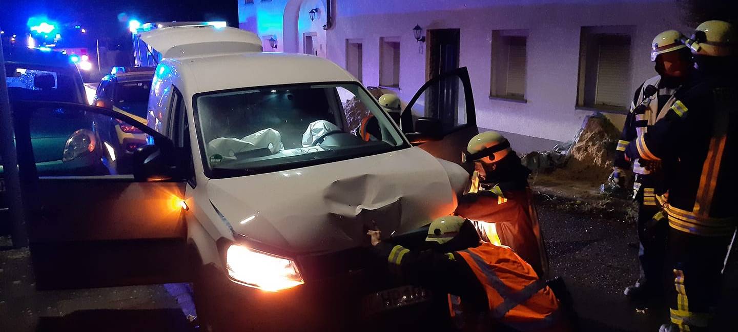 Auto prallt gegen Hauswand - Fahrer schwer verletzt