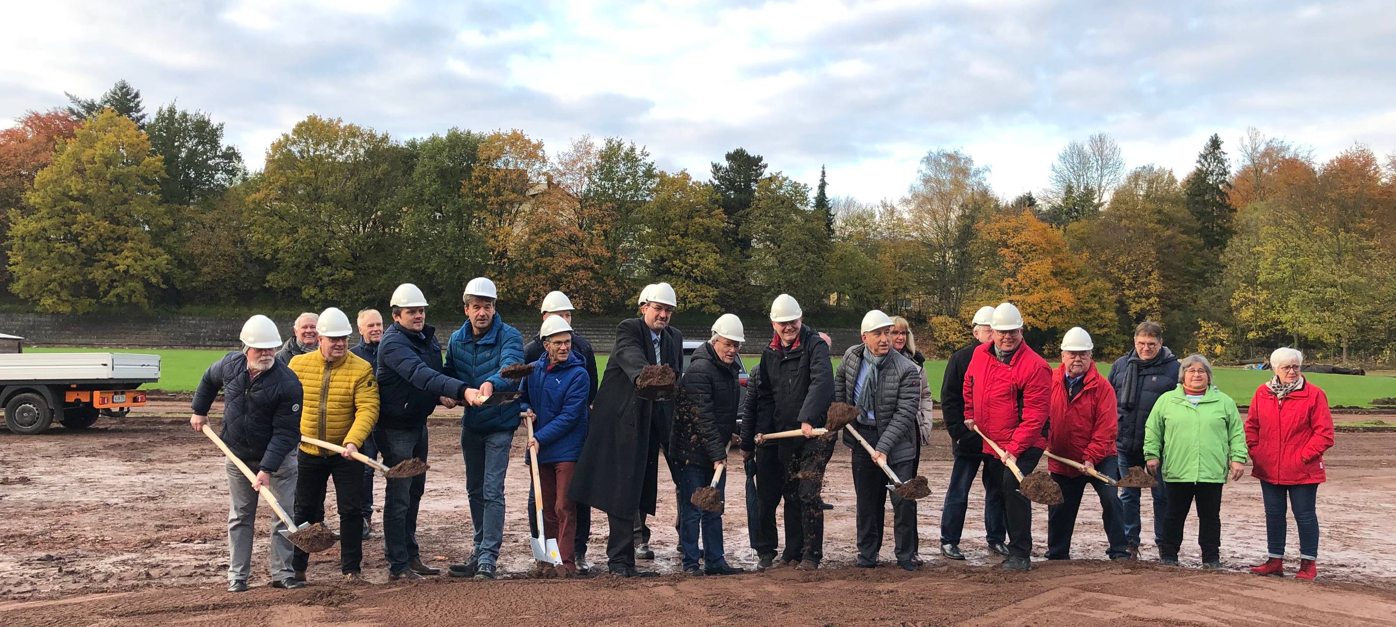 Erster Spatenstich für Umbau des Stadions an der Oststraße