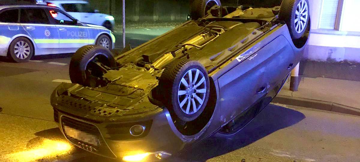 Nach Autoüberschlag schwer verletzt