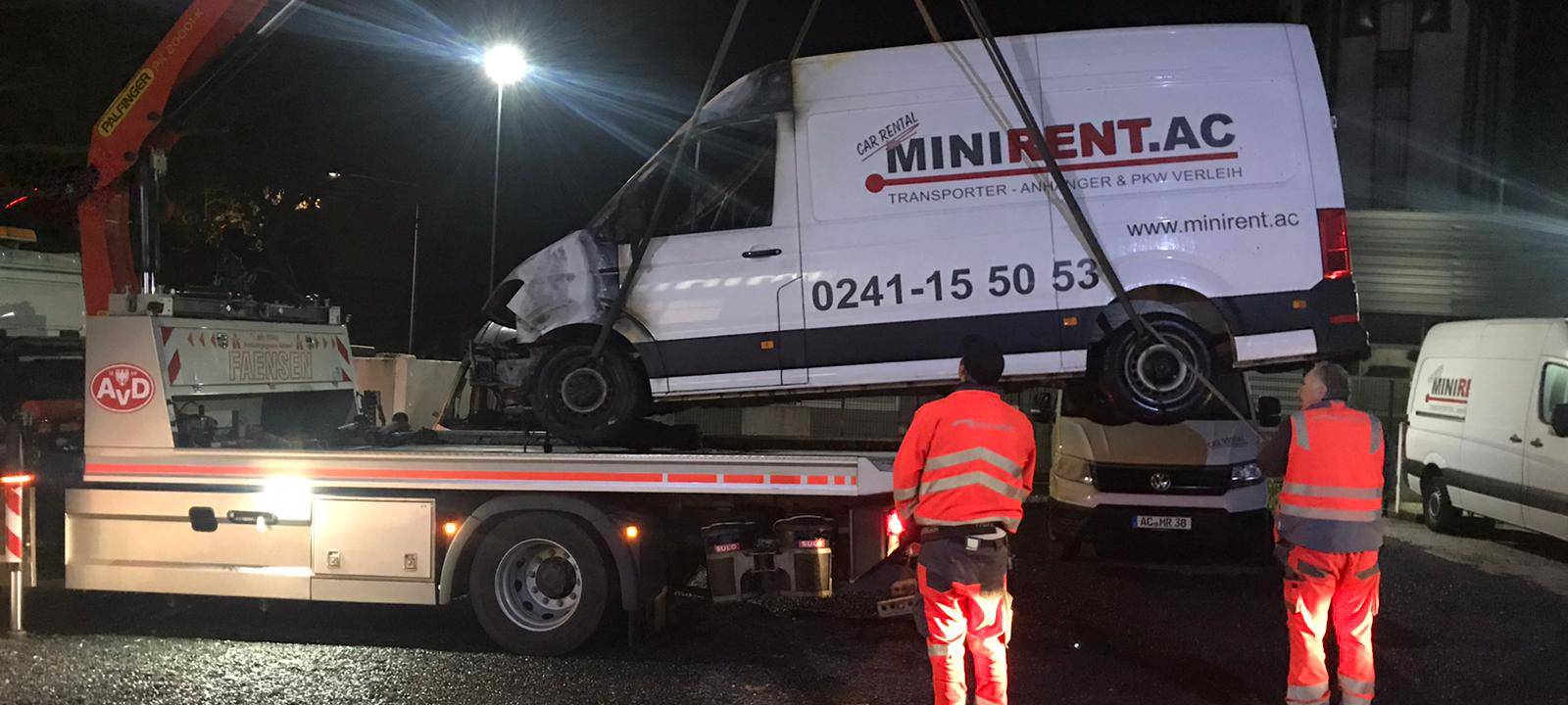 Mietfahrzeuge in Brand: Rassistischer Hintergrund?