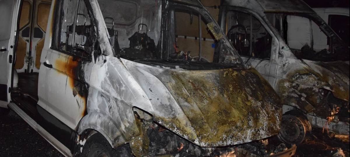 Mietfahrzeuge in Brand: Rassistischer Hintergrund?