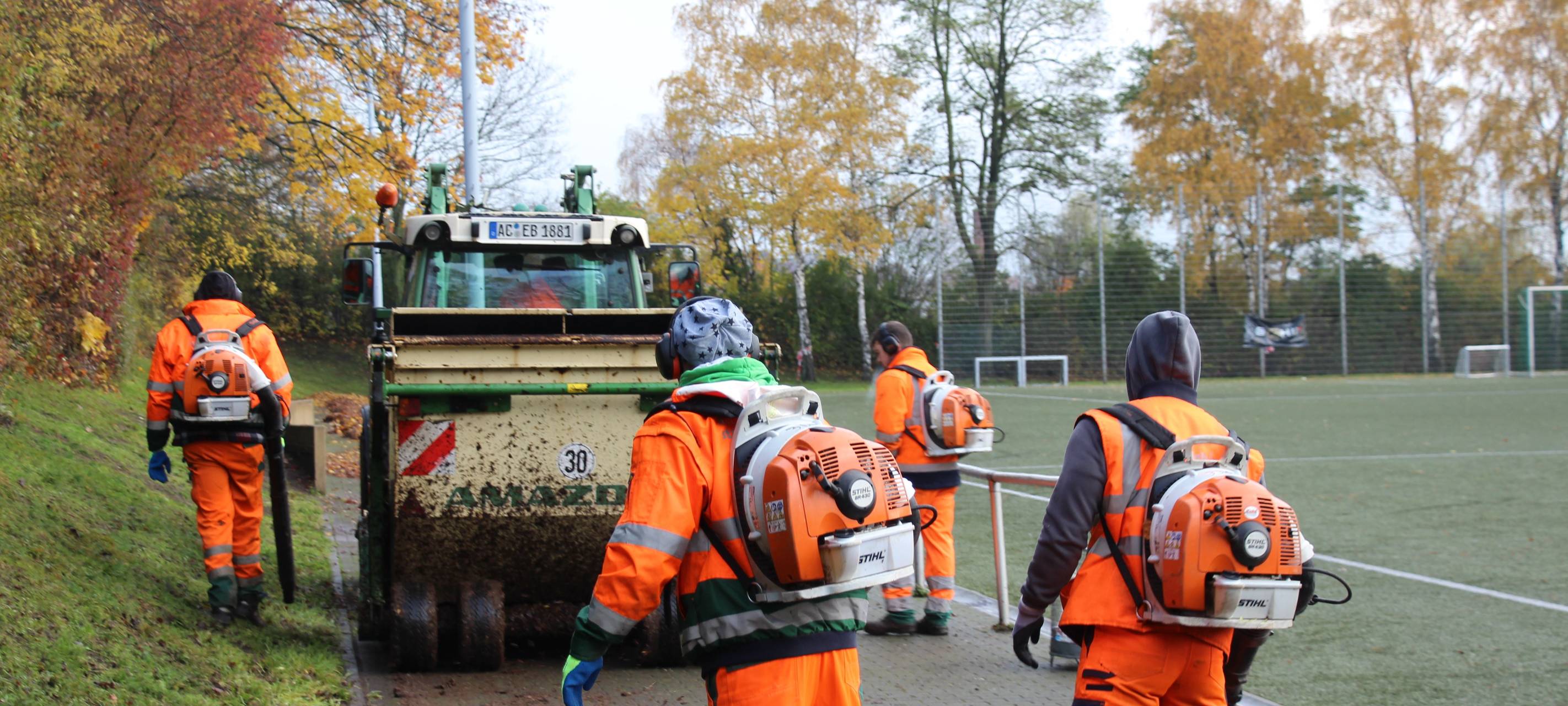 Laubbeseitigung auf Sportanlagen