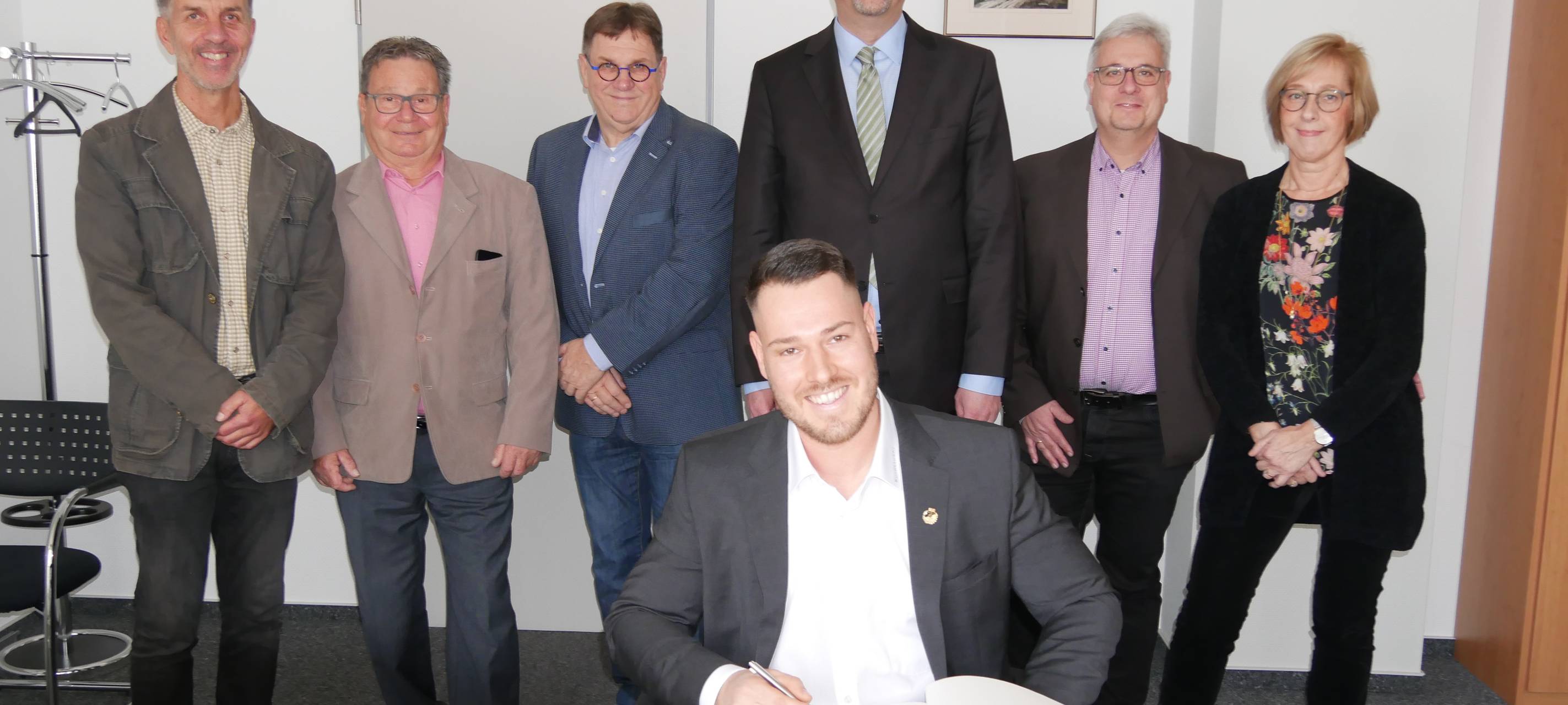 Hammers trägt sich in Goldenes Buch in Herzogenrath ein