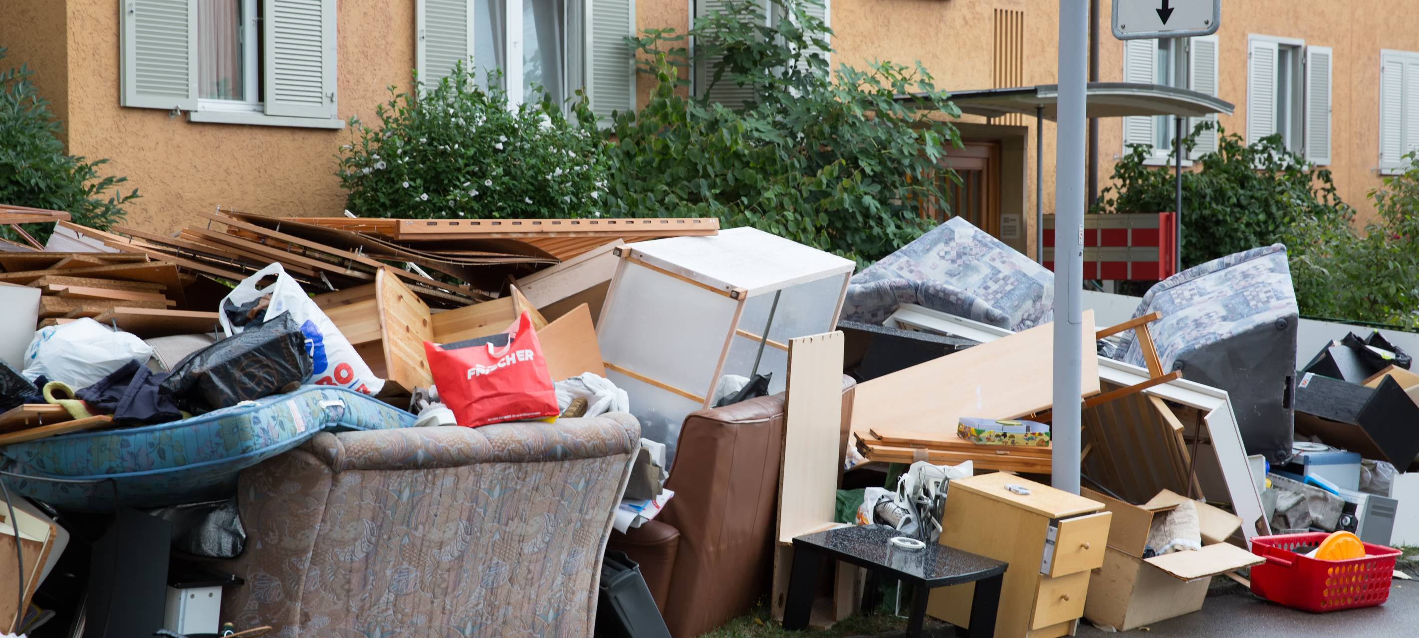 Nach Starkregen: Sperrmüllcontainer in Herzogenrath