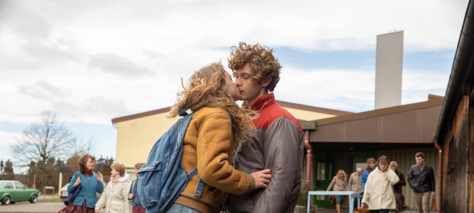 Vera und Höppner küssen sich.