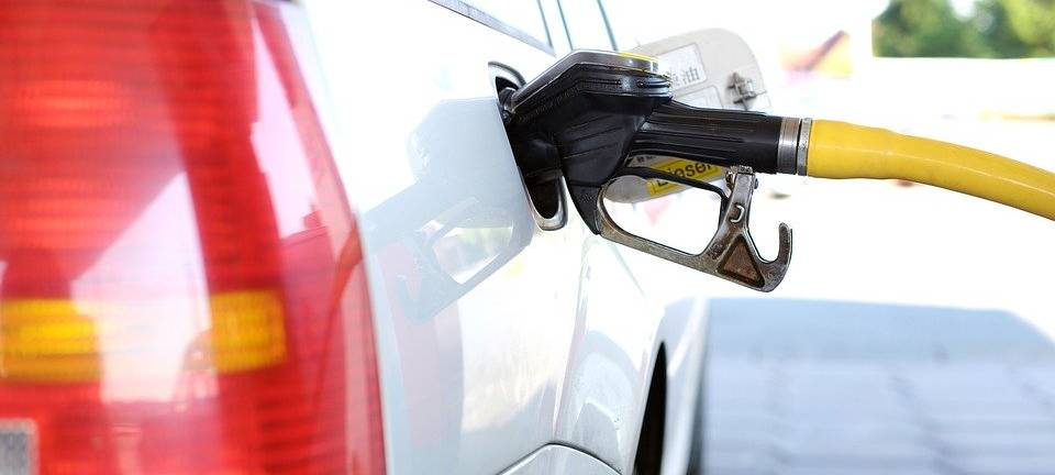 Betrunkene fällt beim Tanken auf