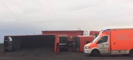 LKW kippt um, zwei Verletzte