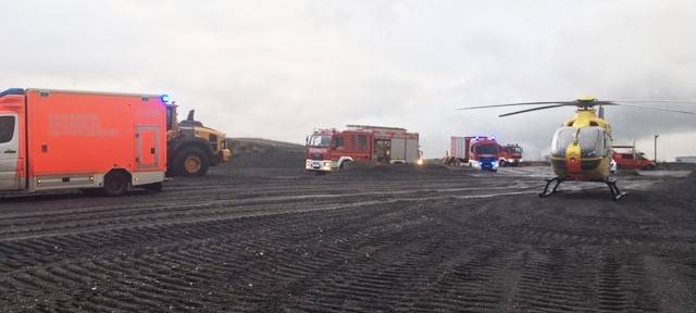 LKW kippt um, zwei Verletzte