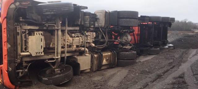 LKW kippt um, zwei Verletzte