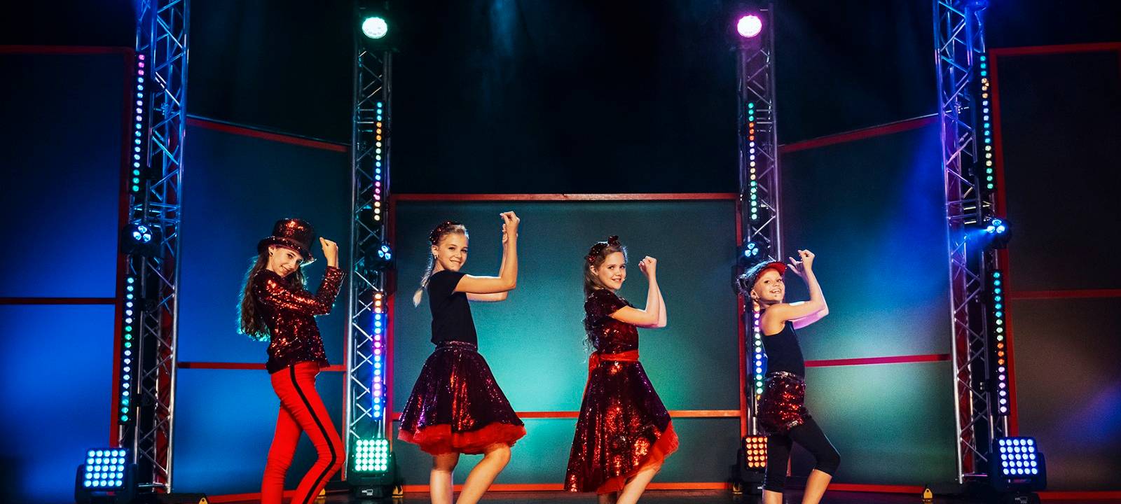 Die vier Schwestern auf der Bühne.