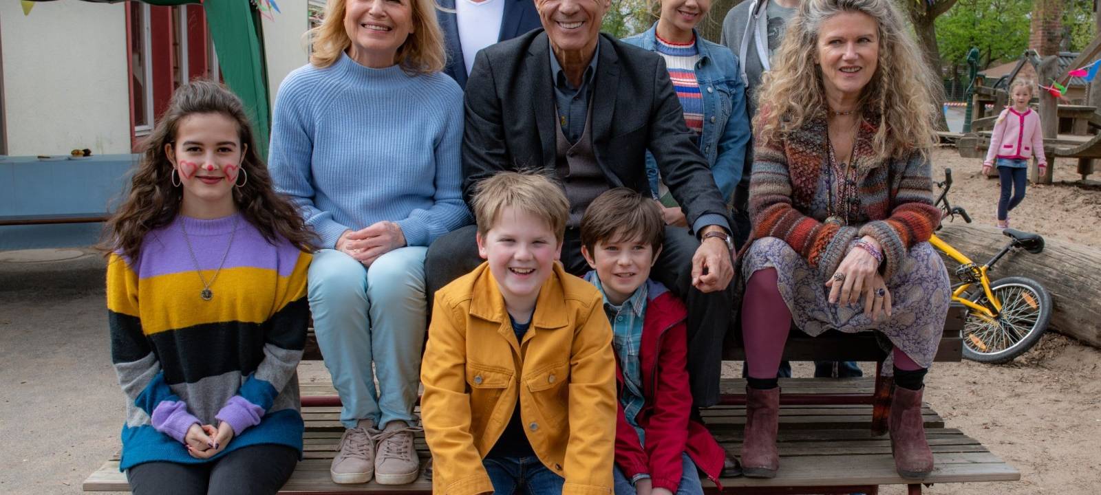 Die Leih-Großeltern mit ihrer Rasselbande.