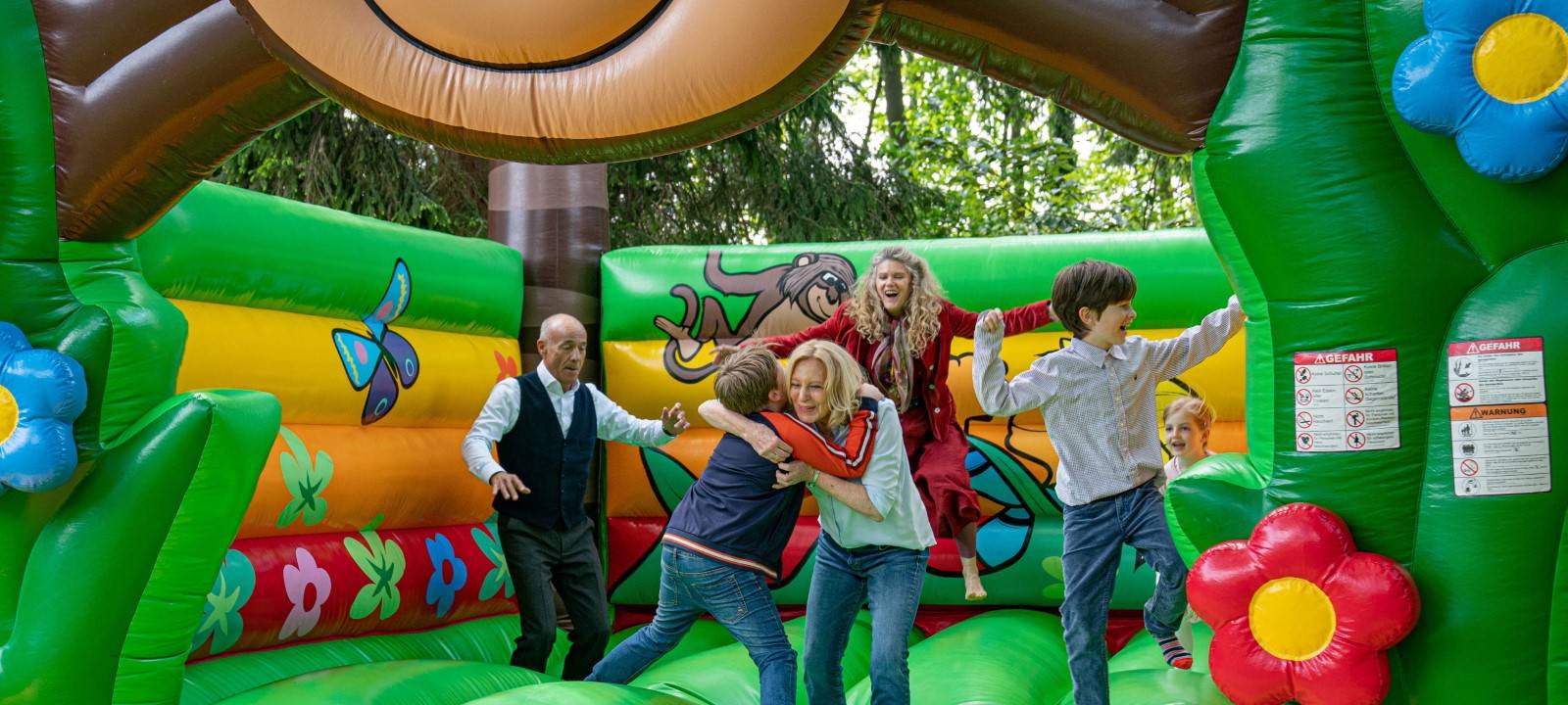 Gerhard geht auf der Hüpfburg steil.