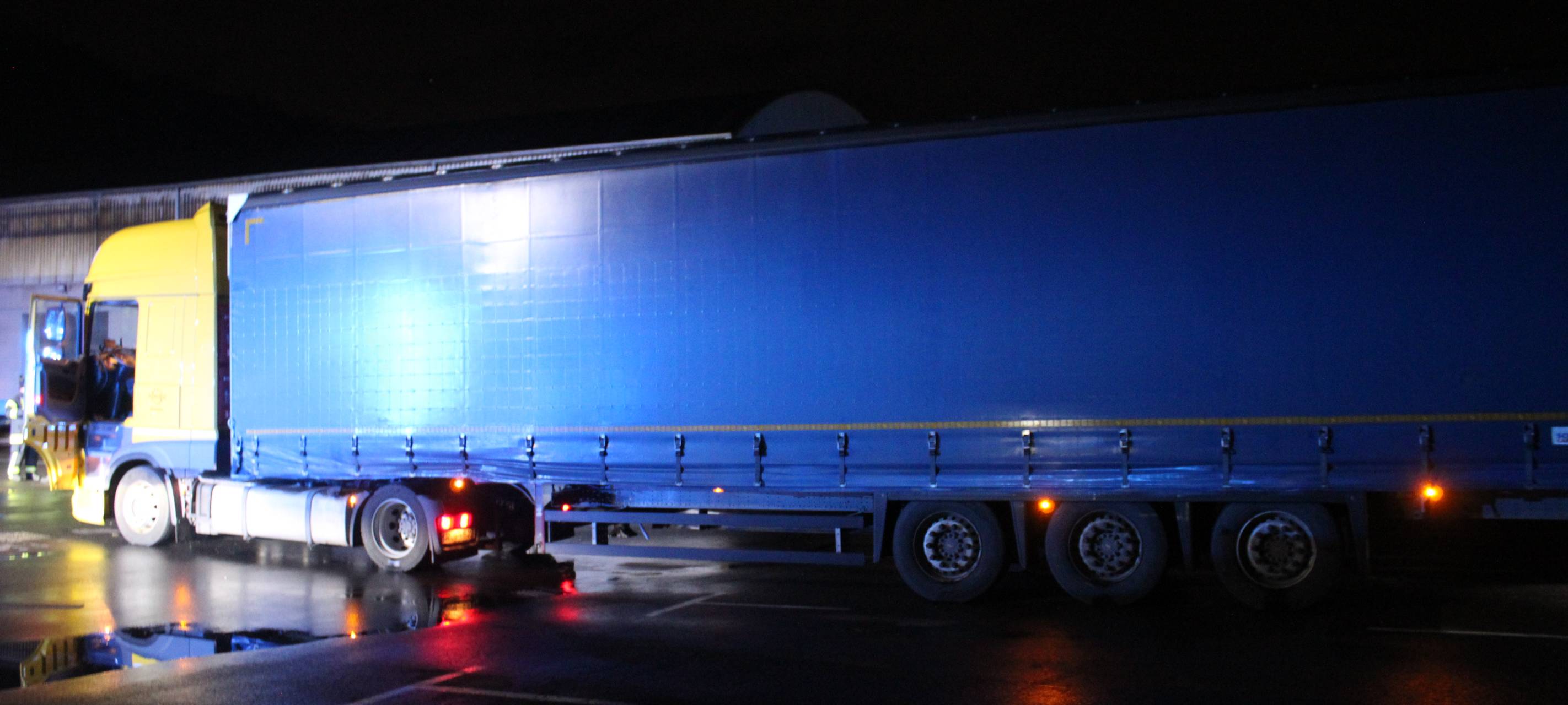 LKW-Fahrer von Fracht eingeklemmt